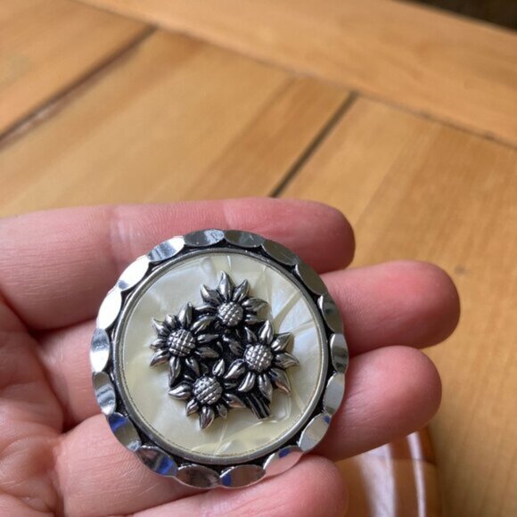 Sunflower Round Scarf Clip Silver-Tone Mother of Pearl Inlay Vintage W. Germany - Picture 2 of 6